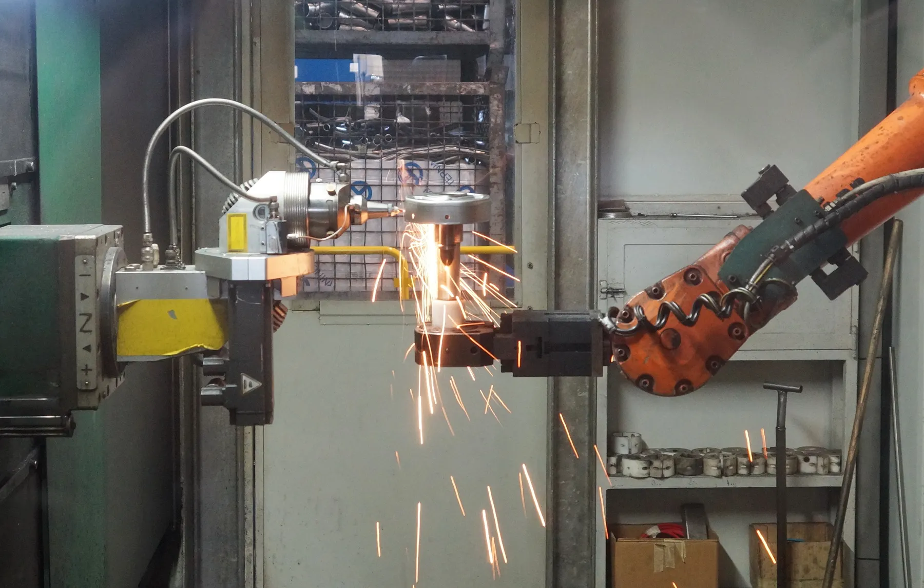 Endüstriyel robot ile metal işleme ve kıvılcım detayları